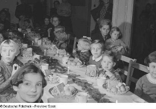 Kindertisch der Weihnachtsfeier des VEB Kartographie