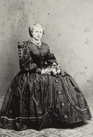 Porträt Henriette von Bose (nachgewiesen 1852-um 1870; Solotänzerin). Albuminabzug auf Karton (Carte-de-visite ohne Atelieraufdruck)
