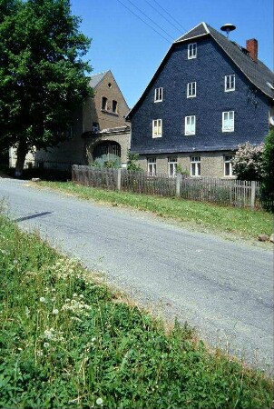 großer Hof, jetzt Gemeinde (Dorfklub); Wohnhaus mit Vorgarten; Giebel verschiefert