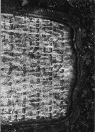 Grabstein 296 (Index: 99791392) Zustand: schwer lesbar Maße HxBxT: 102x64xo.A. cm Besonderheit: Lesung teilweise unsicher: Grabstein 296A