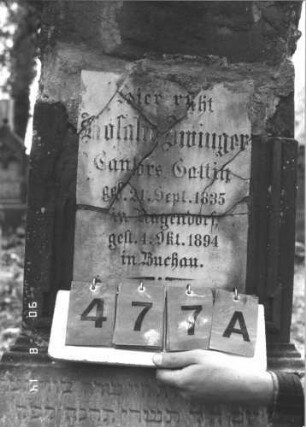 Grabstein 477 (Index: 99787780) Material: Sandstein und Marmor Zustand: beschädigt, zerbrochen und repariert, sehr stark verwittert im oberen Teil, Texttafel mehrfach zerbrochen und repariert Maße HxBxT: 153x55x20 cm Besonderheit: Schrift schwarz: Grabstein 477A
