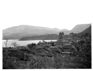 Blick über die Häuser der Stadt Hakone zum Ashi-See : Weltreisen. Japan. Blick über die Häuser der Stadt Hakone zum Ashi-See