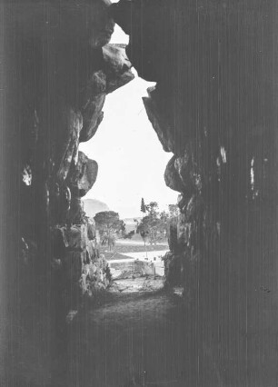 Portal : Blick durch einen Bogen in Tiryns