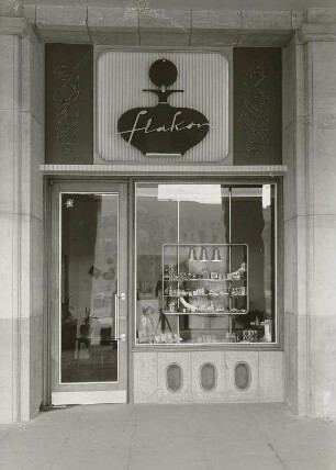 Dresden, Altmarkt, Parfümerie "Flakon", Eingang