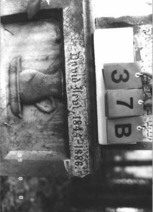 Grabstein 37 (Index: 99800316) Material: Sandstein Zustand: Sockel, der nicht zur aufgesetzten Stele gehört Beschreibung: getreppter Sockel, unten rusticaartig Besonderheit: wahrscheinlich gehört der Sockel zu der Stele Nr. 20A: Grabstein 37B