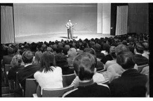 Kleinbildnegativ: Schaubühne, Pete Seeger (USA), 1967