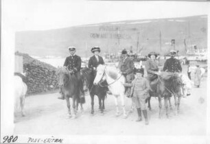 Akureyri (Island). Passagiere und Offiziere des Hochseepassagierdampfers "Victoria Luise" auf Islandpferden gegen Fischereihafen am Eyjafjord. Blick nach Nordost