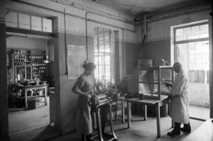Laborraum IV mit Lackprüfgerät : Brockwitz. Carl Tiedemann Chemische Werke Brockwitz. Laborraum IV mit Lackprüfgerät