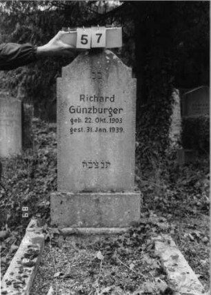 Grabstein 57 (Index: 99792545) Material: Kalkstein Zustand: gut Maße HxBxT: 112x44x14 cm Beschreibung: Stele, Sockel, doppelt eingezogener Konvexbogenabschluß: Grabstein 57
