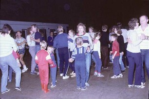 Disko im Freien (vielleicht Abendtanzveranstaltung auf einem Zeltplatz)