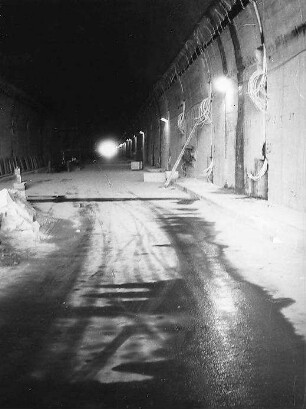 Lämmerbuckeltunnel, km 151,181 Mit dem Bau des Tunnels wurde Ende 1937 begonnen. Mitte 1938 durchgebrochen. Arbeiten 1941 eingestellt. 1948/49 restliche Rohbauarbeiten. Fertigstellung 1957.