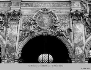 Stuckdekorationen im Langhaus von SS. Annunziata, Florenz : Stuckdekoration mit Engeln über der Cappella Colloredo