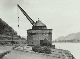 Hafenkran am Rheinufer bei Andernach
