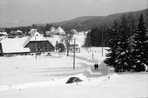 Hinterzarten: Gesamtblick auf Ort von Westen; im Schnee