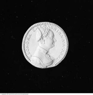 Medaille der Eleonora Calcagnini (*1523/24-um 1595): Brustporträt mit geflochtenen Haaren, Ohrhänger und Halskette nach rechts; Perlrand