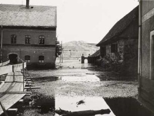 Nach einem Dammbruch überschwemmtes Gehöft