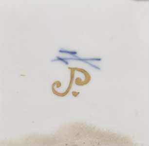 Service mit dem Wappen Podewils und Blumendekor — Kat. Nr. 357: Tablett — Porzellanmarke