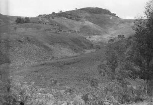 Usambara-Berge : Blick auf eine Stadt an den Hängen der Usambara-Berge.