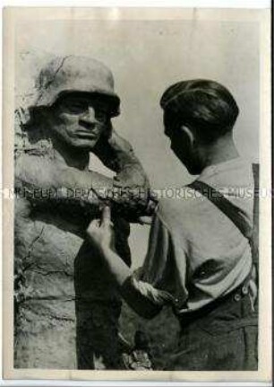 Wehrmachtssoldat modelliert eine Skulptur