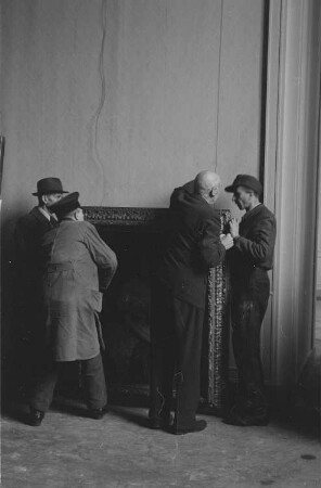 Eröffnung der Dauerausstellung in der Alten Nationalgalerie : Ludwig Justi, Direktor der Nationalgalerie, mit Helfern beim Aufhängen eines Gemäldes