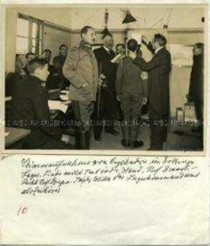 Wilhelm Doegen bei Stimmaufnahmen mit englischen Kriegsgefangenen im Kriegsgefangenenlager Wahn