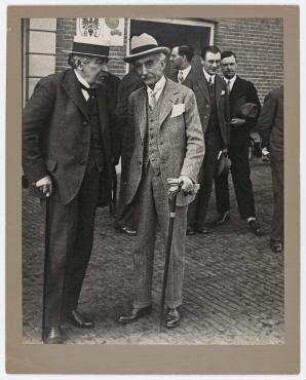 Der französische Außenminister Aristide Briand im Gespräch mit seinem belgischen Kollegen Paul Hymans am Rande der Haager Konferenz vor dem Eingang des Grand Hotels in Scheveningen. von links: Aristide Briand, Paul Hymans