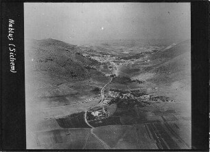 Nablus (Sichem) Nablus v. O davor balata [Tell balata] u. Jakobsbrunnen l. Garizzim [Garizim], r. Ebal
