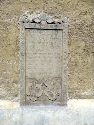 Langhaus Traufseite Süd- Textkartusche mit Grablaudatio und Jahr 1591 (Wohl - beschädigt) - sowie Wappenschilden