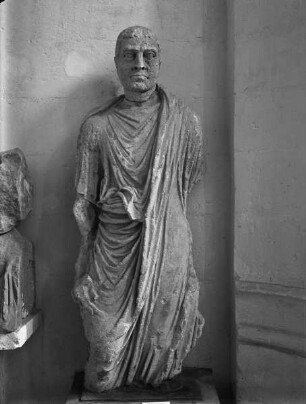 Statue eines mit einer Toga bekleideten Mannes