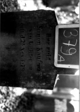 Grabstein 379 (Index: 100111863) Material: Sandstein Zustand: gut Maße HxBxT: 126x50x20 cm Beschreibung: Stele, profilierter Sockel, Abschluß: Sonderform, rechteckiges Schriftfeld eingetieft Symbolik: Blüte: Grabstein 379A