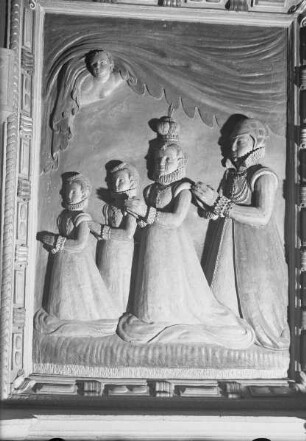 Rechter Flügel des Altars mit der Gemahlin Stifters mit ihren drei Töchtern