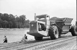 Achern: Materialtransporter; Hintergrund See