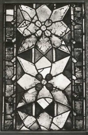 Erfurt. Barfüßerkirche. Chor. Farbige Glasfenster (nach der Restaurierung 1960). Ostfenster, Mittelbahn, Zeile 11: Gotische Ornamentscheibe. Achtstrahlige Sterne mit Ahornblättern (um 1316)