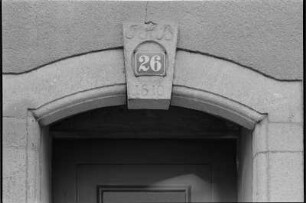 Hartha, Kreis Döbeln. Wohnhaus Külzstraße 26, (erb. 1810). Portalabschluss mit Schlussstein