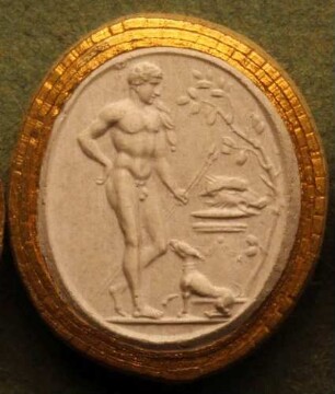 Meleager vor einem Altar mit dem Schweinskopf stehend, zu seinen Füßen ein Hund (Daktyliothek, Zweites Historisches Tausend)