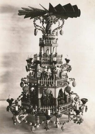 Weihnachtspyramide : Pyramide mit gedrechselten Figuren