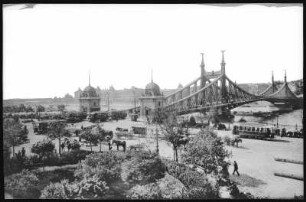 Budapest. Franz-Josephs-Brücke (1894-1896) : Budapest. Franz-Josephs-Brücke (1894-1896; János Feketeházy) über die Donau. Ansicht mit Straßenbahnen