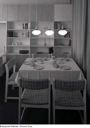 Vierraumwohnung des Typs WBS 70. Wohnzimmer mit Anbauwand und Eßplatz