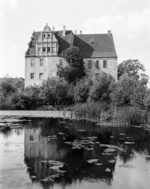 Schloss Niederrödern : Ebersbach-Rödern. Schloss Niederrödern (wohl vor 1400, 1948 Abriss). Ansicht über den Schlossteich