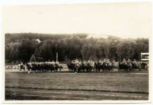 Gartenanlage Stadion Sachsenring, Bad Elster: Sportfeld mit Reitern (Eröffnungsparade)