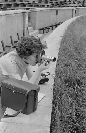 Leipzig. Renate Rössing fotografiert im Leipziger Zentralstadion
