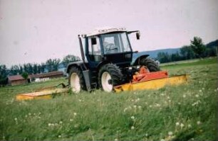 Fotografie: Futtererntetechnik, Scheibenmähwerk, Frontmähwerk, Trommelmähwerk, Systemtraktor