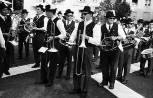 Freiburg: Festzug-Musiker in Tracht