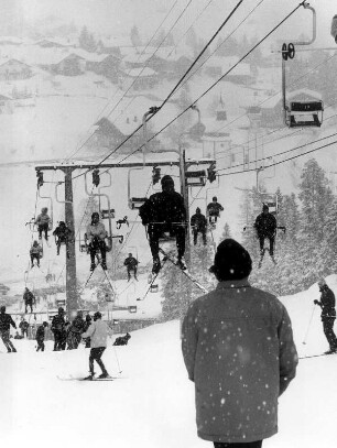 Österreich. Im Skigebiet bei Seefeld/Tirol lassen sich Wintersportler mit einem Skilift den Hang hinauf befördern. Dann geht es sportlich talwärts. Aufgenommen 1970