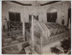 Mausoleum von Sultan Mahmud II., Istanbul: Innenansicht, Gräber von Mahmud II. und Abd-ul-Aziz
