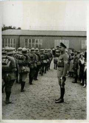 Wilhelm von Preußen beim Aufmarsch des Stahlhelm während der Tagung des Königin-Luise-Bundes