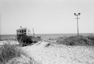 Deutsch-polnische Grenze, 1992. Strand am Seebad Ahlbeck auf Usedom. Fischerboot Delphin auf einer Sandbak. Düne. Strand