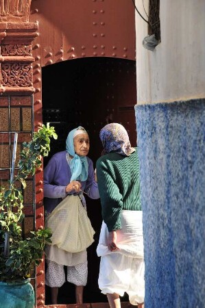 Haustürgespräch in der Kasbah : Zwei Frauen unterhalten sich an der Haustür in der Kasbah von Rabat, aufgenommen am 06.11.2008. Foto Uwe Gerig