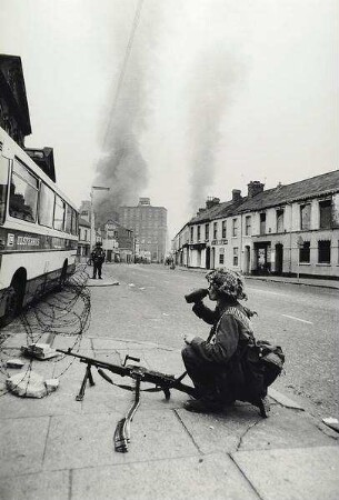 Nordirlandkonflikt. Britischer Soldat mit Maschinengewehr an der Crumlin Road, Belfast