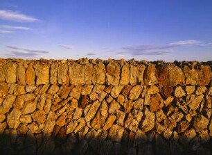 Spanien. Mallorca. Cap de ses Salines. Typische Steinmauer